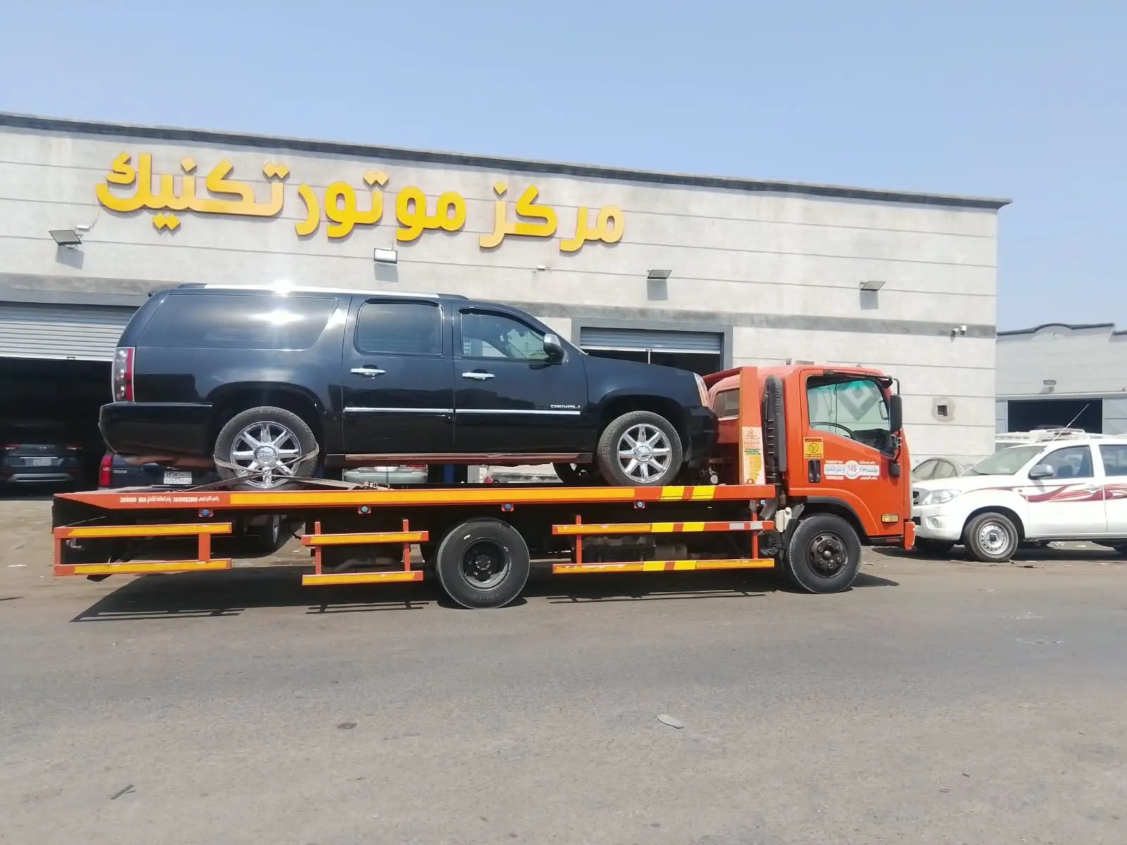سطحة الخبر — نقل سيارات فاخرة و SUV بأمان